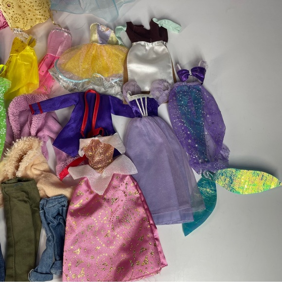 Assorted Disney Princess Dolls & Barbie Doll Outfits Clothes 5 Dolls 31 Clothes - Picture 5 of 5